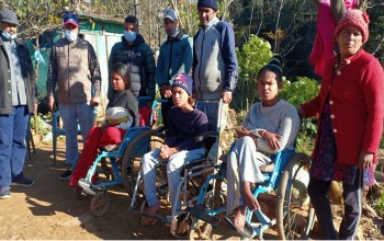 बैतडीमा अपांगता भएकी एक किशोरीलाई घरमै पुगेर नागरिकता